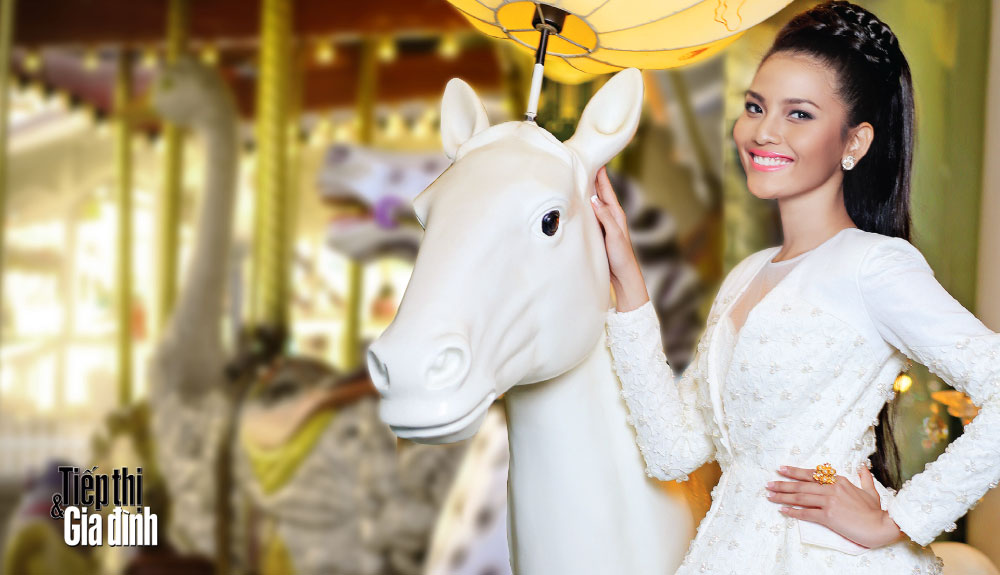 Trương Thị May mặc váy dạ hội trắng bên chú ngựa đồ chơi dễ thương