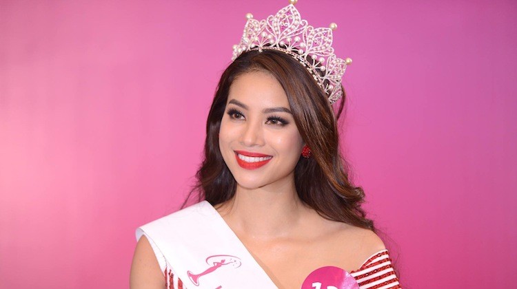 Pham Huong mang sen vang đen Miss Universe 2015