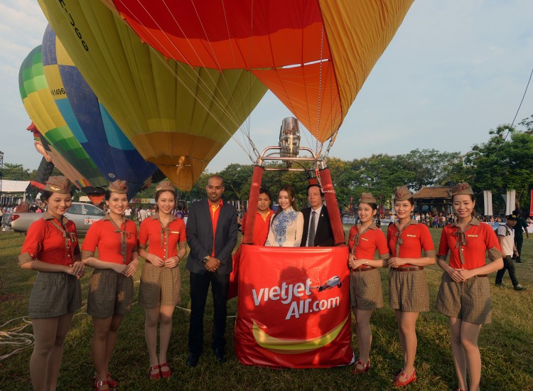 Bay cùng khinh khí cầu Vietjet hinh anh 1