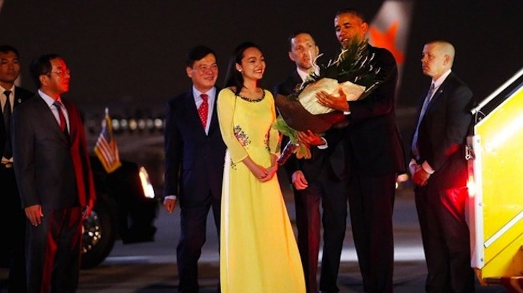 Nu sinh tang hoa ong Obama la ai hinh anh