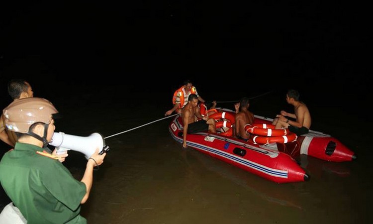 nu sinh tu nan hinh anh