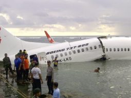 rơi máy bay ở indonesia roi may bay o indonesia